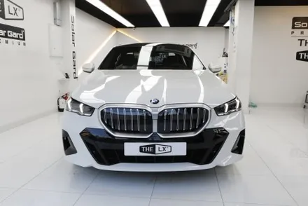 bmw G60 520i 솔라가드 보그 썬팅 헬로오토 에서 했어요.