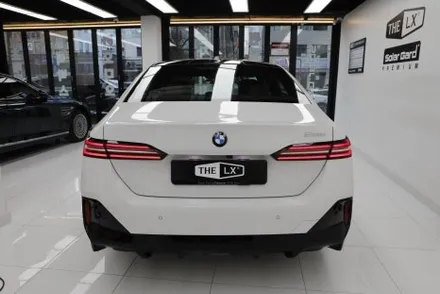 bmw G60 520i 솔라가드 보그 썬팅 헬로오토 에서 했어요.