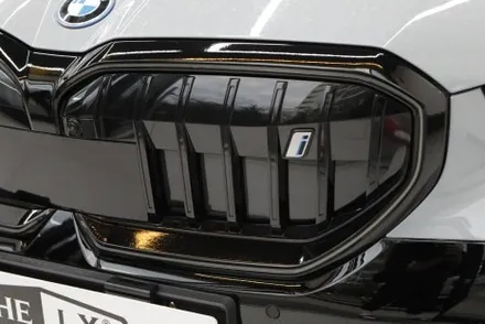 BMW i5 키드니그릴 랩핑 아이코닉글로우 크롬죽이기 작업