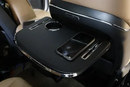 고속 무선 충전까지 되는 싼타페 시트백 테이블 편리해요(NX5)