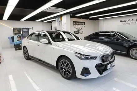 bmw G60 520i 솔라가드 보그 썬팅 헬로오토 에서 했어요.