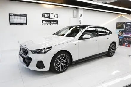bmw G60 520i 솔라가드 보그 썬팅 헬로오토 에서 했어요.