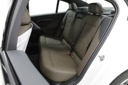 bmw G60 520i 솔라가드 보그 썬팅 헬로오토 에서 했어요.