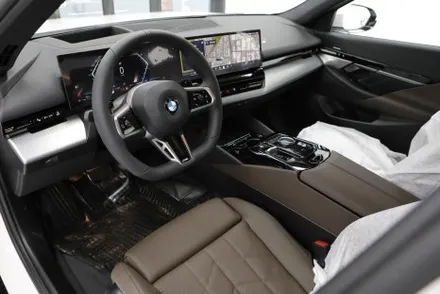 bmw G60 520i 솔라가드 보그 썬팅 헬로오토 에서 했어요.