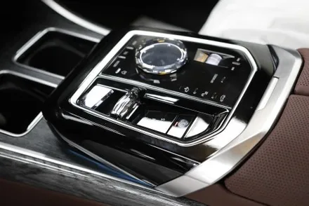 부천 BMW 전시장 에서 출고한 740i 솔라가드 퀀텀 썬팅 했어요.(카슈타인)