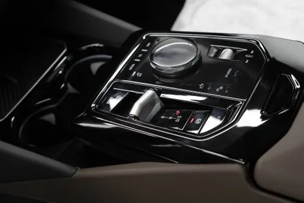 bmw G60 520i 솔라가드 보그 썬팅 헬로오토 에서 했어요.
