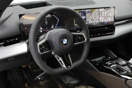 bmw G60 520i 솔라가드 보그 썬팅 헬로오토 에서 했어요.