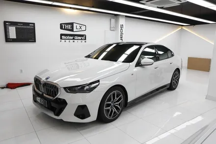 부천 BMW i5 그릴 랩핑(아이코닉글로우) 더욱 간지나게 변신!