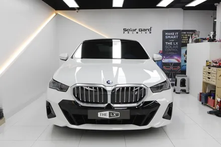 부천 BMW i5 그릴 랩핑(아이코닉글로우) 더욱 간지나게 변신!