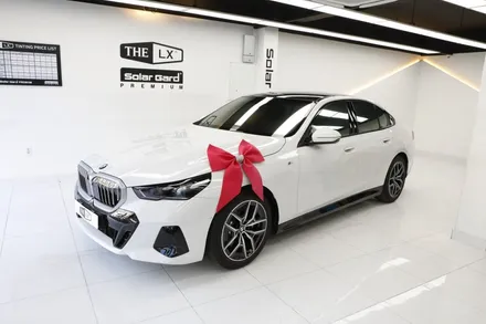 bmw G60 520i 솔라가드 보그 썬팅 헬로오토 에서 했어요.