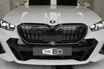 BMW 5시리즈 i5 그릴 랩핑(아이코닉 글로우)했어요.