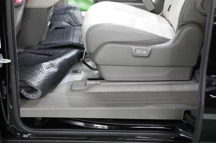더 뉴 카니발 2열 시트 연장 레일 설치 레그룸 연장 작업(헬로오토)