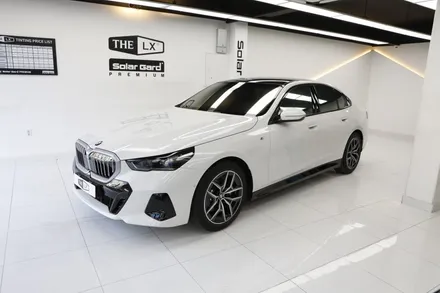 bmw G60 520i 솔라가드 보그 썬팅 헬로오토 에서 했어요.