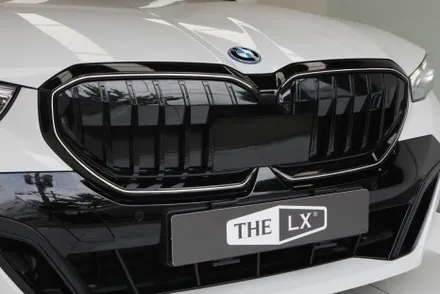 BMW 5시리즈 i5 그릴 랩핑(아이코닉 글로우)했어요.