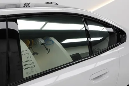 bmw G60 520i 솔라가드 보그 썬팅 헬로오토 에서 했어요.