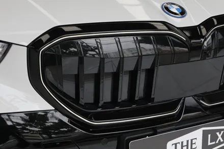 BMW 5시리즈 i5 그릴 랩핑(아이코닉 글로우)했어요.