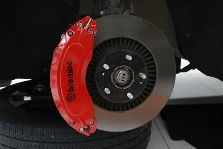 카니발 캘리퍼커버 간단한 장착으로 튜닝 효과 100% UP!