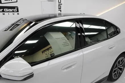 bmw G60 520i 솔라가드 보그 썬팅 헬로오토 에서 했어요.