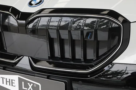 BMW 5시리즈 i5 그릴 랩핑(아이코닉 글로우)했어요.