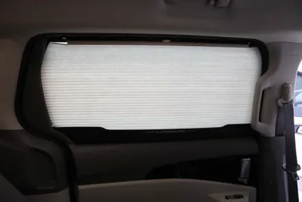 더 뉴 카니발 차박 필수품 허니콤 블라인드 설치로 프라이버시 완벽하게 보호