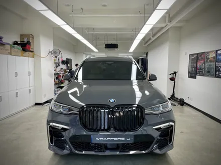 Bmw x7 블랙랩핑 강서구 크롬죽이기랩핑 실내ppf 시공으로 기스없이 / 서울 강서구 공항동