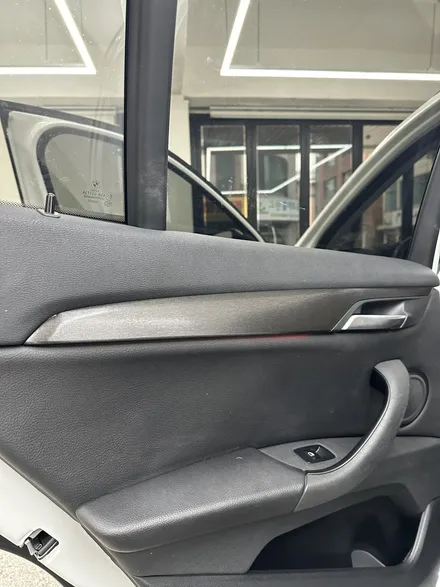 BMW X1 실내랩핑 브러쉬 블랙 쩐다 일산 실내랩핑은 커버봇 / 서울 강서구