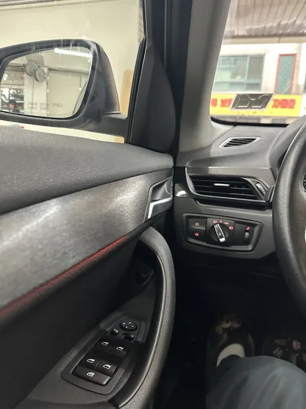 BMW X1 실내랩핑 브러쉬 블랙 쩐다 일산 실내랩핑은 커버봇 / 서울 강서구