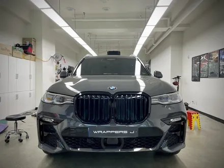 Bmw x7 블랙랩핑 강서구 크롬죽이기랩핑 실내ppf 시공으로 기스없이 / 서울 강서구 공항동