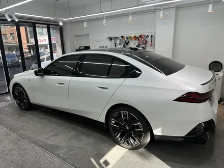 마포 PPF BMW i5 전면 하이그로시 부담스러워서... 섬세한 손재단으로 / 서울 강서구 공항동
