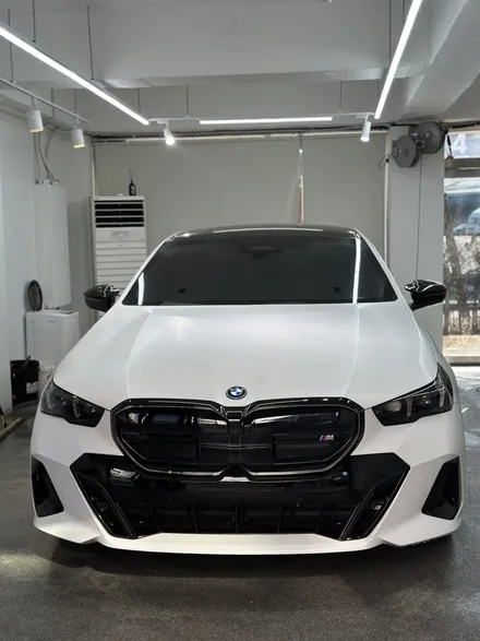 마포 PPF BMW i5 전면 하이그로시 부담스러워서... 섬세한 손재단으로 / 서울 강서구 공항동