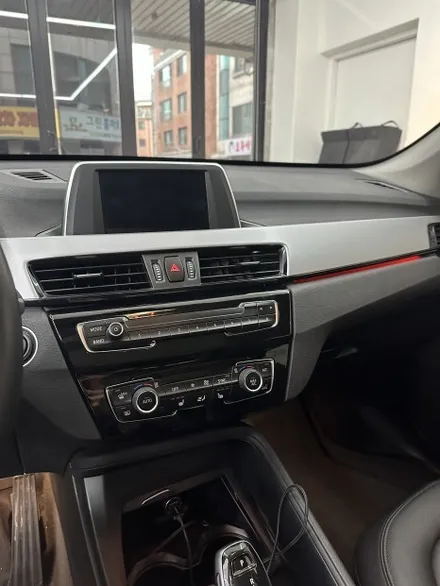 BMW X1 실내랩핑 브러쉬 블랙 쩐다 일산 실내랩핑은 커버봇 / 서울 강서구