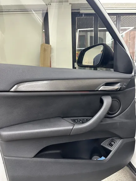 BMW X1 실내랩핑 브러쉬 블랙 쩐다 일산 실내랩핑은 커버봇 / 서울 강서구