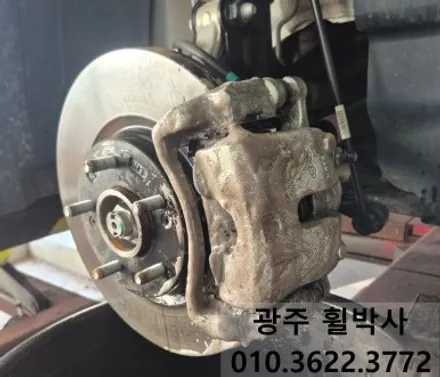 광주휠수리[광주전남 쏘나타 블랙휠과 빨강켈리퍼로 완성한 묵직하고 스포티한 쏘나타 되기 !]_쏘나타휠도색(검정반무광).쏘나타켈리퍼도색(빨강).광주휠복원.광주쏘나타휠도색.전남쏘나타 / 광주 북구 삼각동