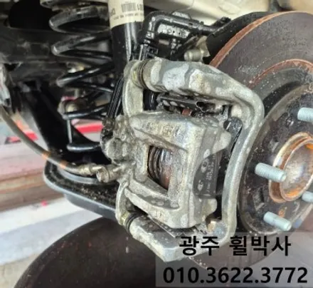 광주휠수리[광주전남 쏘나타 블랙휠과 빨강켈리퍼로 완성한 묵직하고 스포티한 쏘나타 되기 !]_쏘나타휠도색(검정반무광).쏘나타켈리퍼도색(빨강).광주휠복원.광주쏘나타휠도색.전남쏘나타 / 광주 북구 삼각동