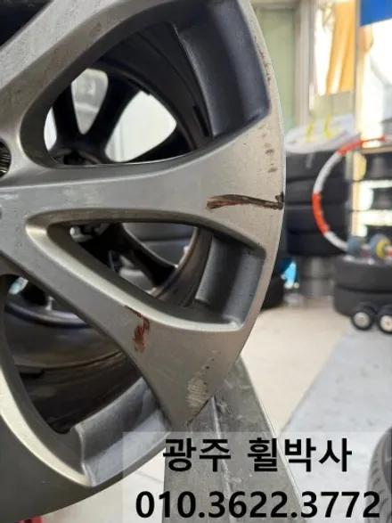 휠박사<전남광주벤츠E300흰차_켈리퍼도색(빨강)+벤츠휠도색(검정반무광)>광주벤츠휠도색.광주벤츠브레이크도색.광주벤츠휠수리.광주벤츠휠복원.전남벤츠휠도색 / 광주 북구 삼각동