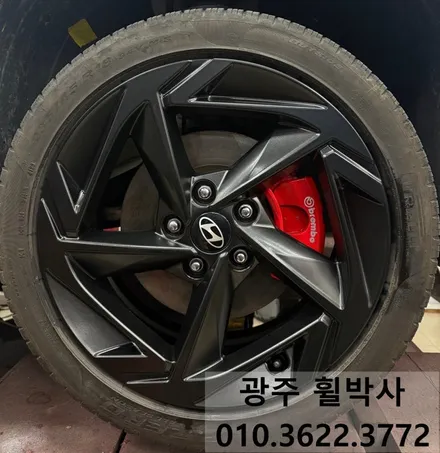 광주휠수리[광주전남 쏘나타 블랙휠과 빨강켈리퍼로 완성한 묵직하고 스포티한 쏘나타 되기 !]_쏘나타휠도색(검정반무광).쏘나타켈리퍼도색(빨강).광주휠복원.광주쏘나타휠도색.전남쏘나타 / 광주 북구 삼각동
