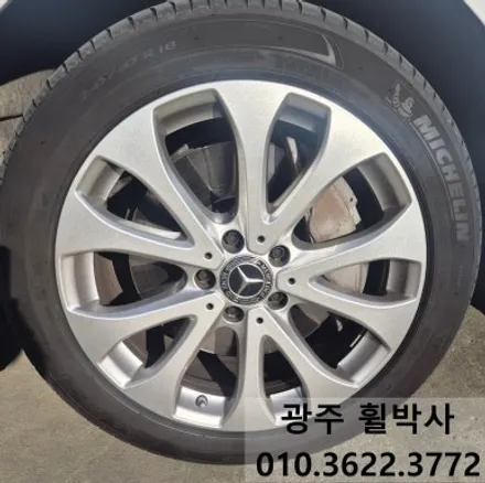 휠박사<전남광주벤츠E300흰차_켈리퍼도색(빨강)+벤츠휠도색(검정반무광)>광주벤츠휠도색.광주벤츠브레이크도색.광주벤츠휠수리.광주벤츠휠복원.전남벤츠휠도색 / 광주 북구 삼각동