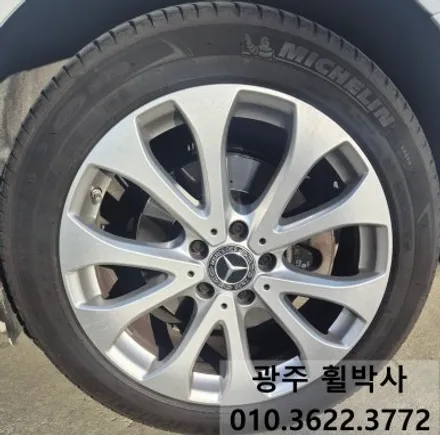 휠박사<전남광주벤츠E300흰차_켈리퍼도색(빨강)+벤츠휠도색(검정반무광)>광주벤츠휠도색.광주벤츠브레이크도색.광주벤츠휠수리.광주벤츠휠복원.전남벤츠휠도색 / 광주 북구 삼각동