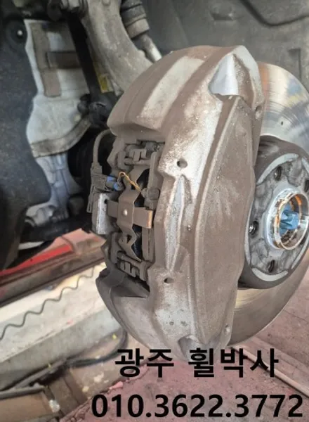 휠박사<전남광주벤츠E300흰차_켈리퍼도색(빨강)+벤츠휠도색(검정반무광)>광주벤츠휠도색.광주벤츠브레이크도색.광주벤츠휠수리.광주벤츠휠복원.전남벤츠휠도색 / 광주 북구 삼각동