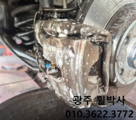 휠박사<전남광주벤츠E300흰차_켈리퍼도색(빨강)+벤츠휠도색(검정반무광)>광주벤츠휠도색.광주벤츠브레이크도색.광주벤츠휠수리.광주벤츠휠복원.전남벤츠휠도색 / 광주 북구 삼각동