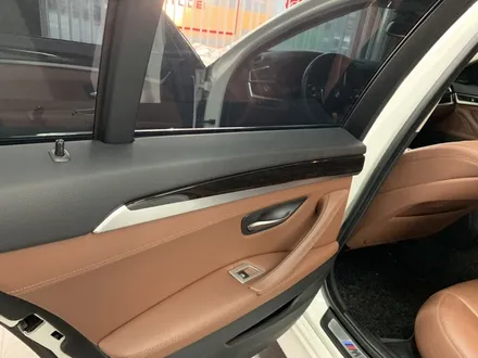 부산 BMW 5시리즈 F10 실내랩핑 앰비언트 실내등LED M페달 요추지지대 CODING 튜닝하기! / 부산 수영구 광안동