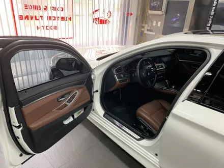 부산 BMW 5시리즈 F10 실내랩핑 앰비언트 실내등LED M페달 요추지지대 CODING 튜닝하기! / 부산 수영구 광안동
