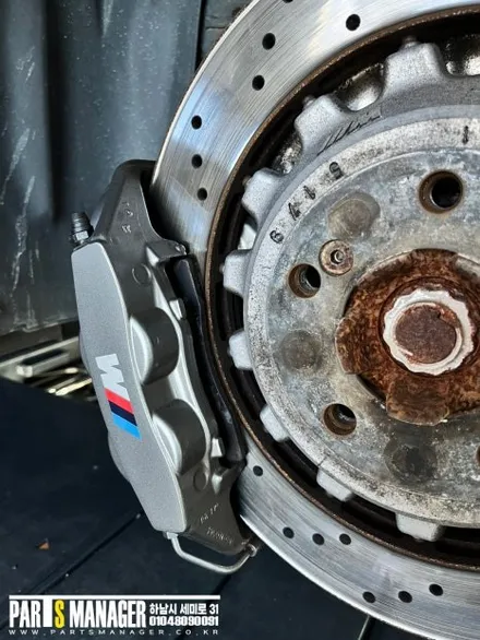 안전한 주행을 위한 필수 작업: BMW F82 M4 리어 브레이크 디스크 및 패드 교체 시공후기