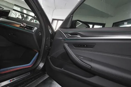 BMW 520i 실내 감성 끝판왕! AVI BM100 스피커와 회오리 커버 교체