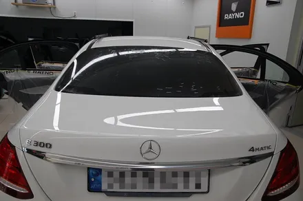 벤츠 E300 차량에 팬텀 S9 필름으로 재시공