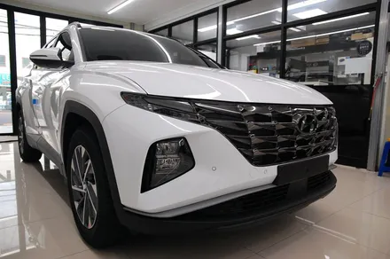 투싼 NX4 크리미 화이트펄 차량에 가성비 좋은 레이노 팬텀 S5시공기