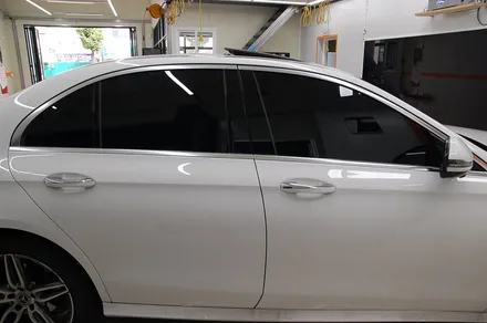 벤츠 E300 차량에 팬텀 S9 필름으로 재시공