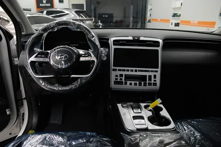 투싼 NX4 크리미 화이트펄 차량에 가성비 좋은 레이노 팬텀 S5시공기