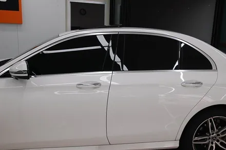 벤츠 E300 차량에 팬텀 S9 필름으로 재시공