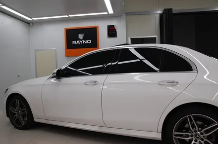 벤츠 E300 차량에 팬텀 S9 필름으로 재시공
